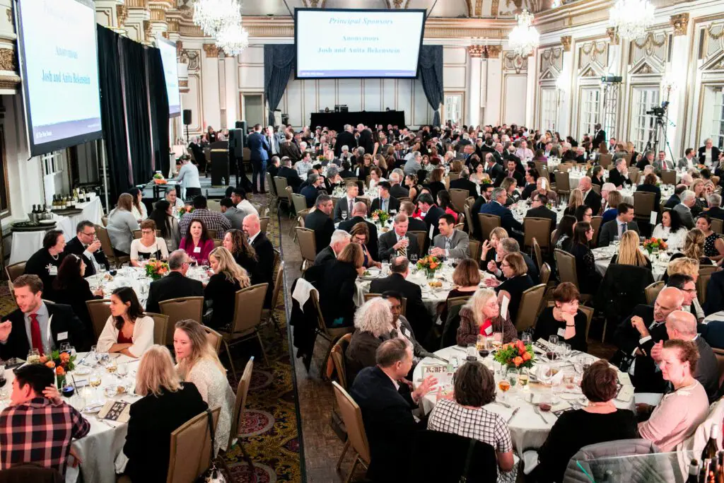 Baquet Room full of people